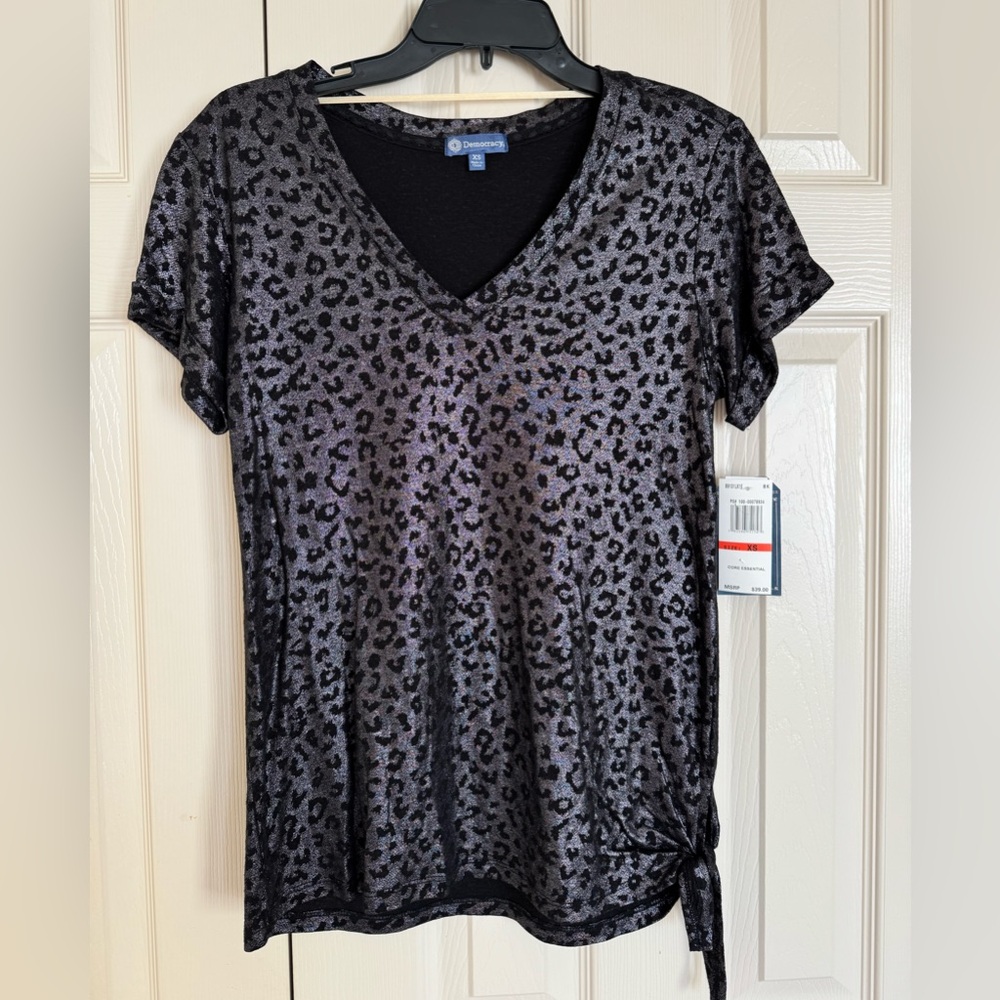 Democracy Roll cuff V Neck Black Animal Print Women’s Tee- Size XS NWT $39.00